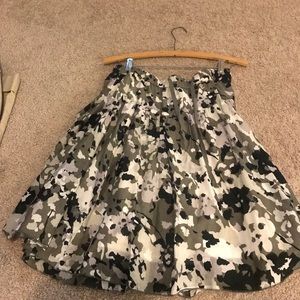 Old navy small blk & white floral flouncy skirt